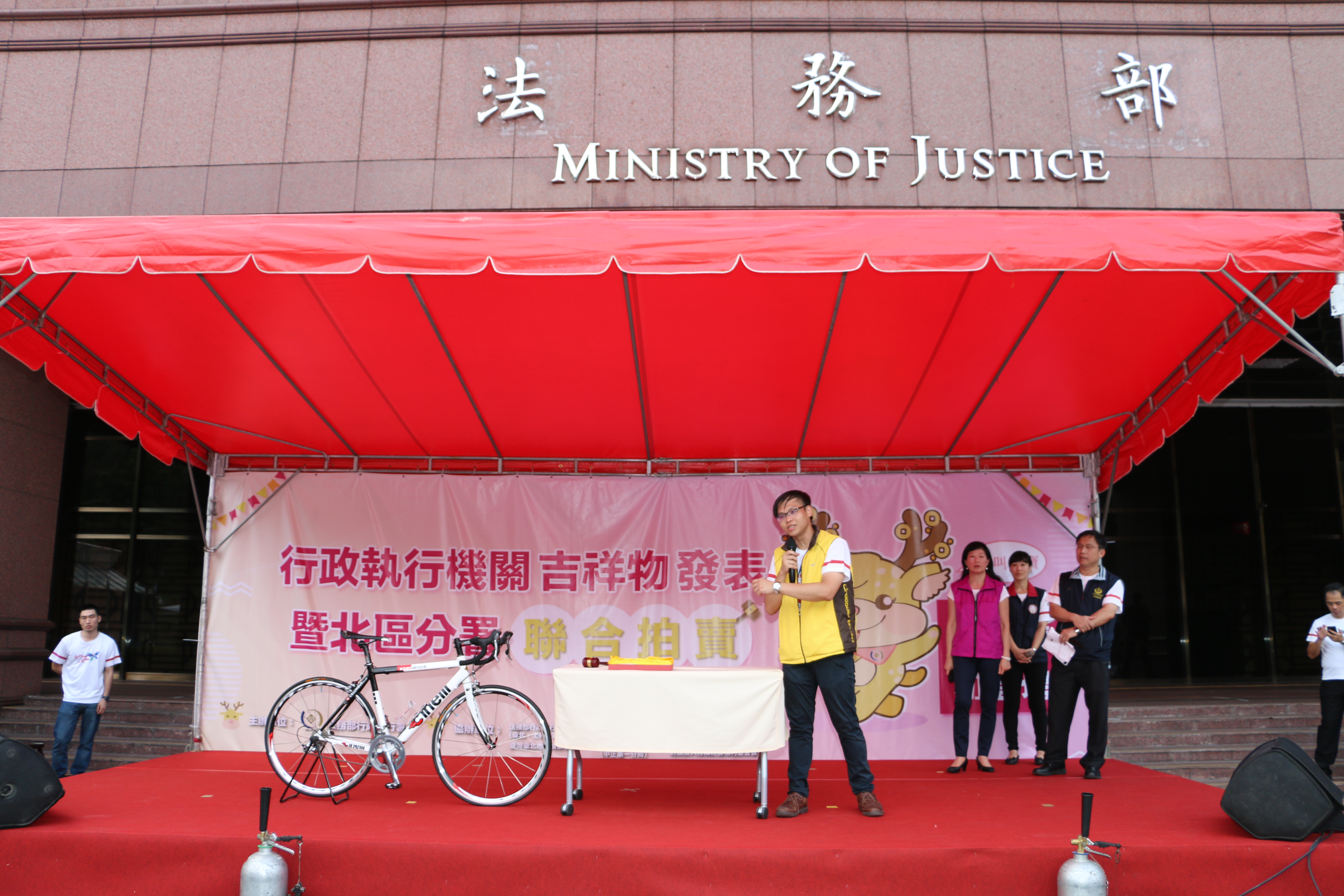 執行官賣力拍賣