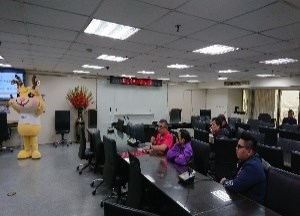 拍寶於拍賣現場與民眾互動