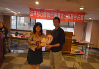 登記應買的幸運民眾抽中「拍寶」玩偶