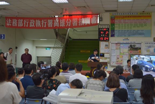 拍賣會湧入許多民眾熱情參與