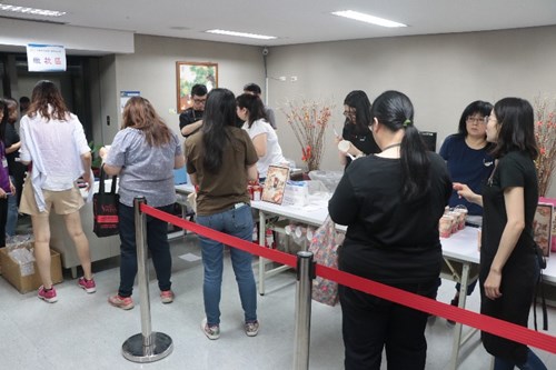 變賣會現場湧入排隊搶購人潮