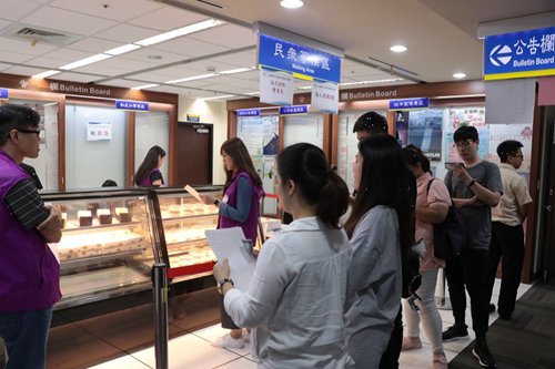 百貨專櫃蛋糕及王老吉涼水舖等商品，帶來排隊人潮