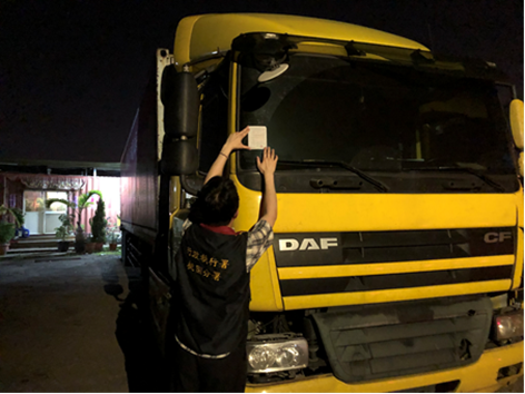 現場查扣4部曳引貨車及2台貨櫃車斗