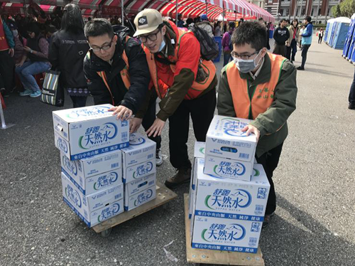 役男協助物資搬運、會場佈置