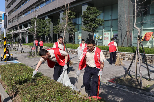 役男清掃人行道維護社區清潔