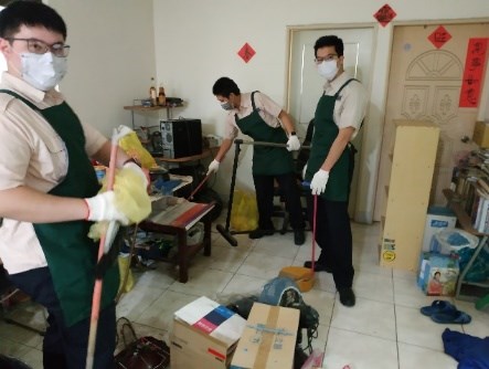 役男協助獨居長者居家環境清潔2