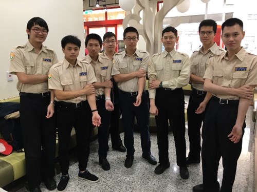 役男挽袖參與捐血公益活動1