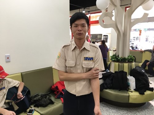 役男挽袖參與捐血公益活動2