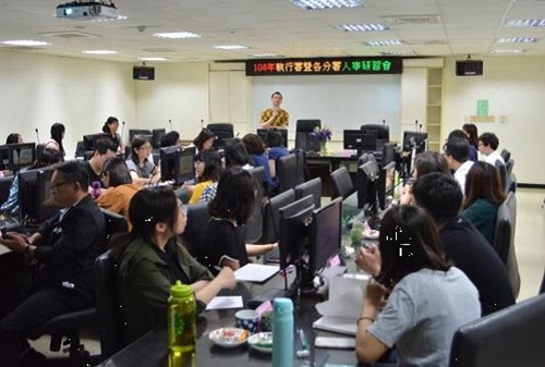 會議中討論人事業務運作情形