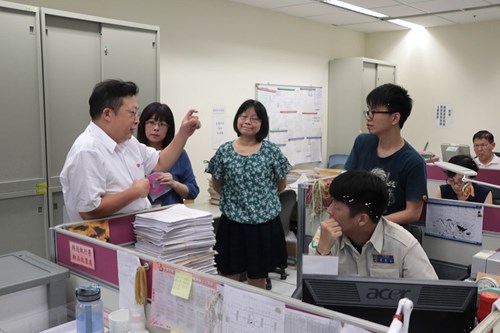 主管們與廠商測試「用印程式安裝及操作」