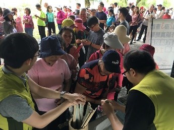 民眾排隊參加有獎徵答活動