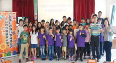 寶來國小學童們開心合影