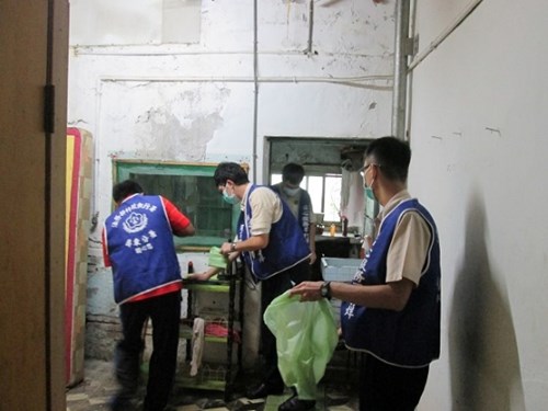 役男協助獨居長者居家環境清潔