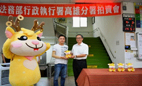 開場抽出拍寶玩偶給現場民眾