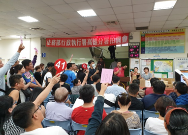 書記官搖身成為購物專家，人潮擠爆拍賣區
