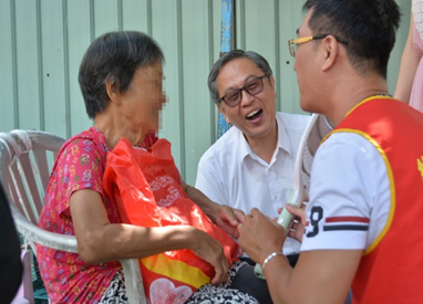 the Director of Branch Yeh Tzu-Chiang led the members of the Branch to care the elders in their jurisdiction