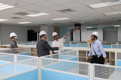 葉分署長向陳副署長報告新建辦公廳舍完工情形與進度