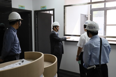 葉分署長向陳副署長報告新建辦公廳舍完工情形與進度