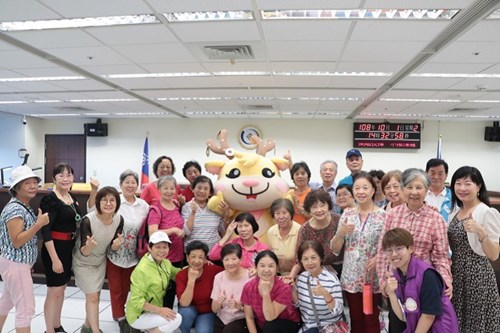 Experience the auction process for the silver-hair elderly