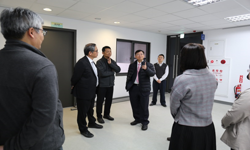 葉分署長向林署長匯報新建辦公廳舍各樓層之內部配置