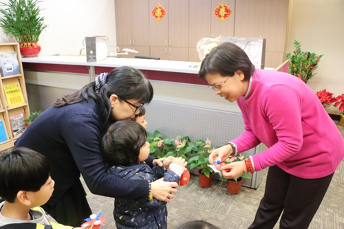 幼兒園師生至新北分署拜年並送上手做賀禮