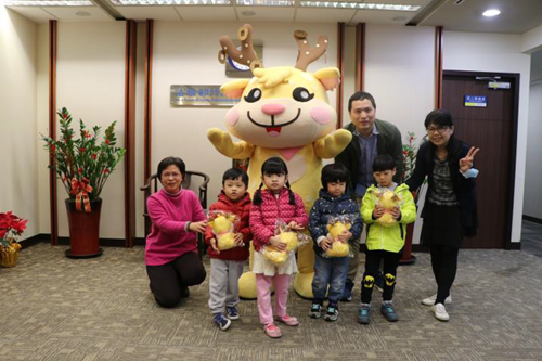 幼兒園師生與吉祥物拍寶開心互動