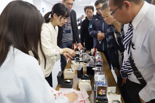 多款家電用品及高級手錶吸引民眾前來