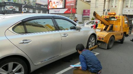 員警到場協助，當場查扣欠稅車輛