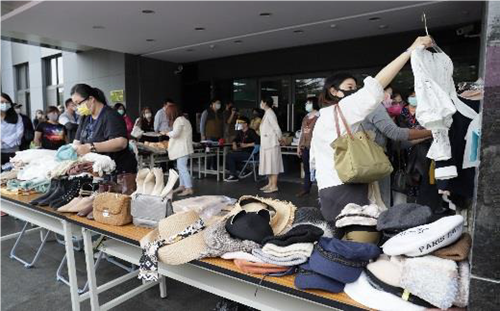 變賣服飾配件、眼鏡及高級手錶等多項查封品