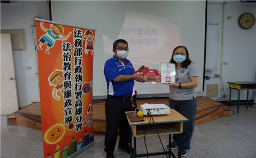 透過與同學互動講授法治課程