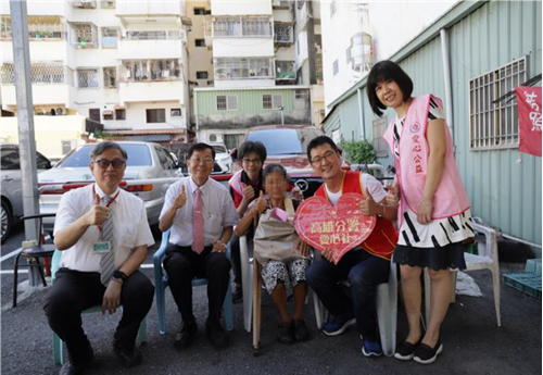 行政執行署林署長慶宗率高雄分署葉分署長自強暨愛心社同仁 關懷獨居老人