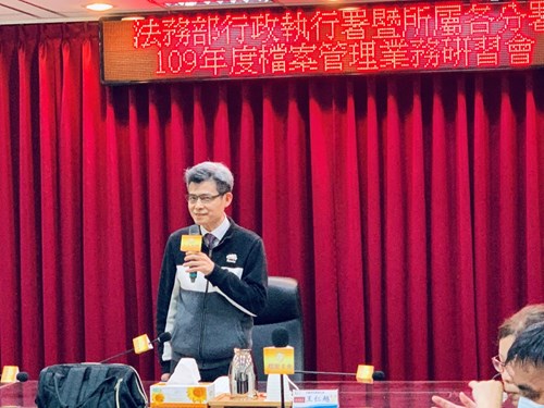 本署秘書室王專門委員兼主任仁越主持本次檔案管理業務研習會