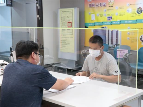 新北分署因應衛福部宣布新冠肺炎全國三級警戒，設置防疫服務窗口，並採取居家辦公及分區辦公等制度，落實辦公室防疫措施。