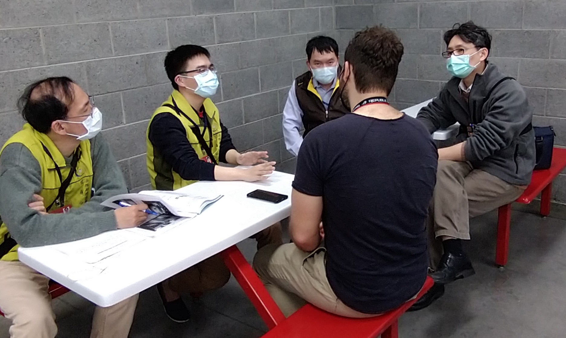 宜蘭分署承辦執行官及書記官以英文向法籍男說明案情及溝通繳納事宜