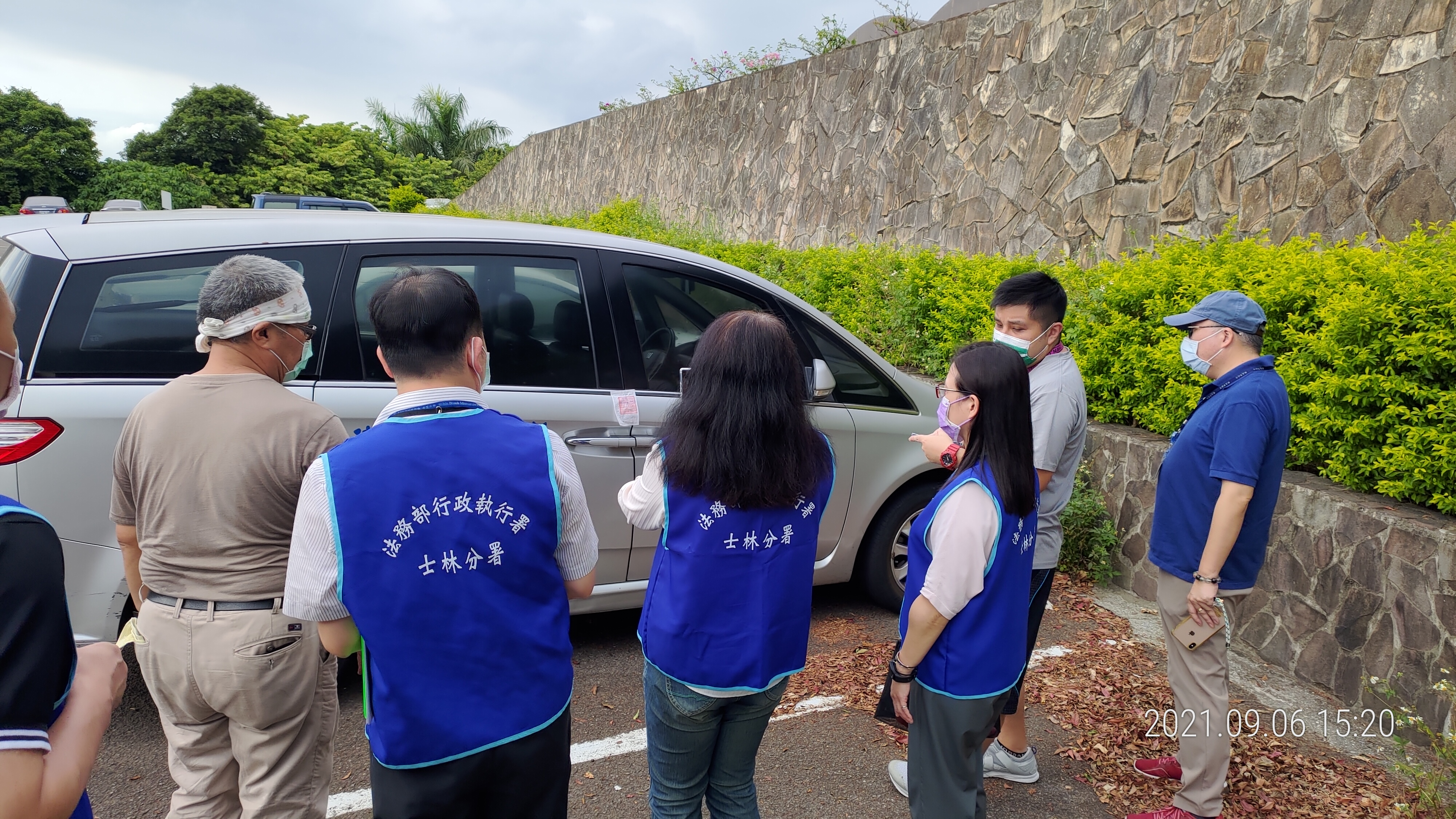 士林分署執行防疫專案到淡水揮皇高爾夫球場查封車輛