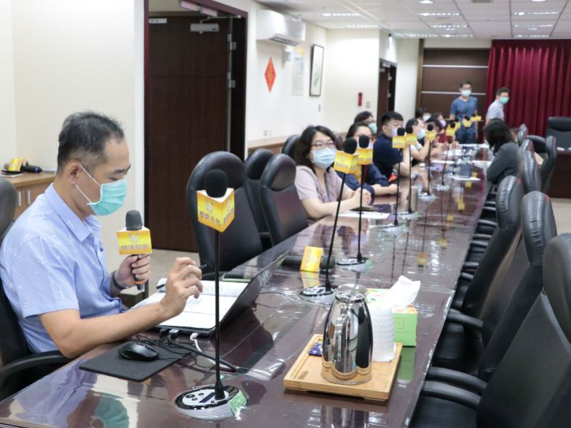 新北分署兩公約人權教育種子教師陳行政執行官志豪講授「人權大步走-行政執行篇」。