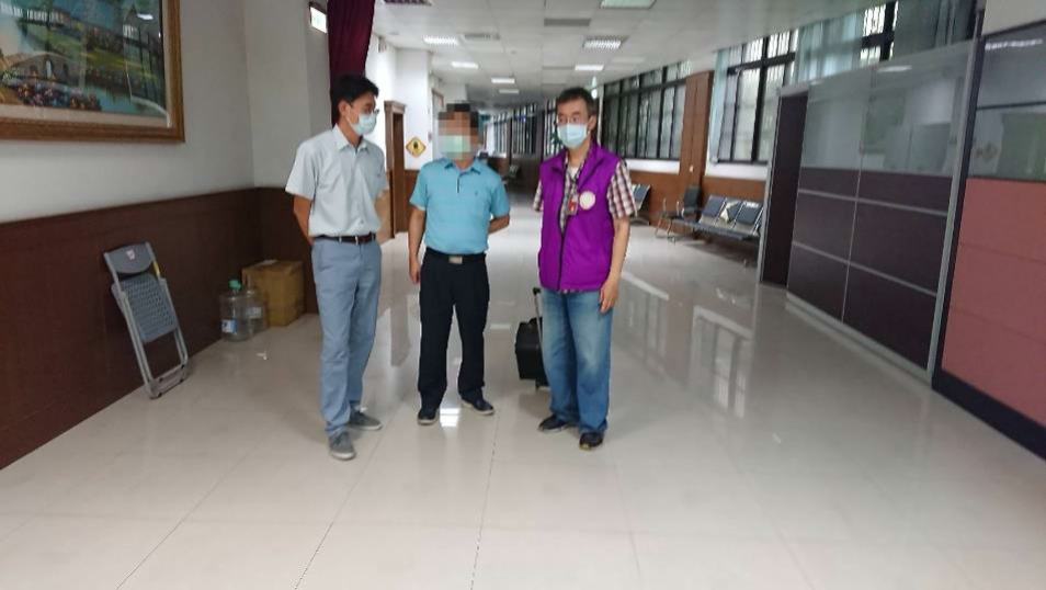 新北地方法院法官裁准管收後，何男(中)表示，不想被管收，否則無法賺錢繳稅。