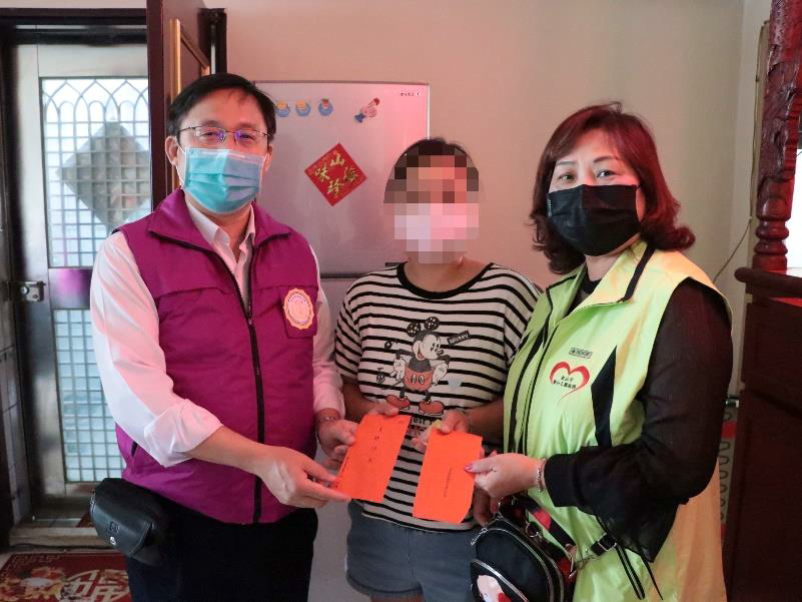 新北分署愛心社社長黃主任行政執行官(左)及新北巿聯合志願服務協會張理事長(右)分別致贈善款紅包給蘇太太(中)。