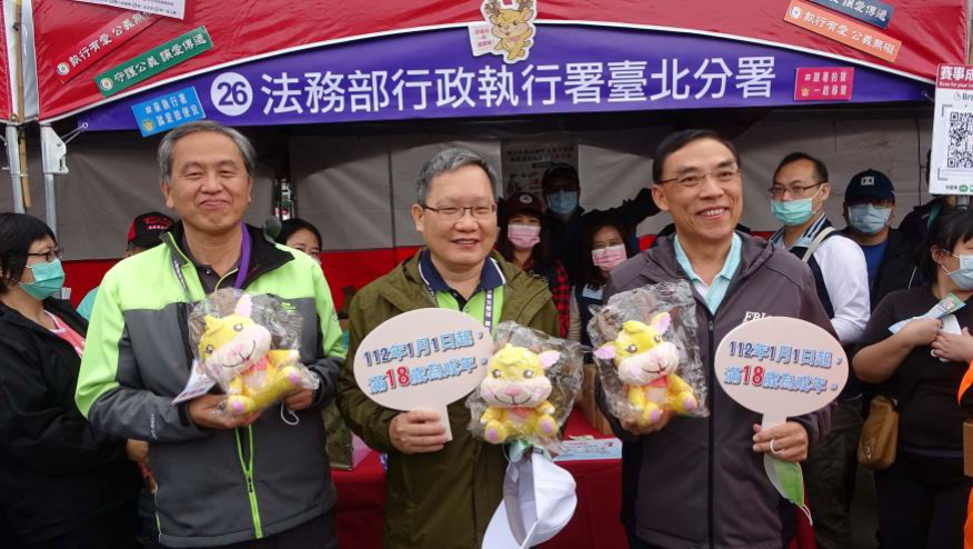 法務部蔡部長清祥及財政部蘇部長建榮偕同參觀本分署活動攤位