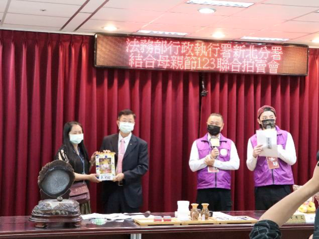 林署長參與2位主角主持之拍賣會活動