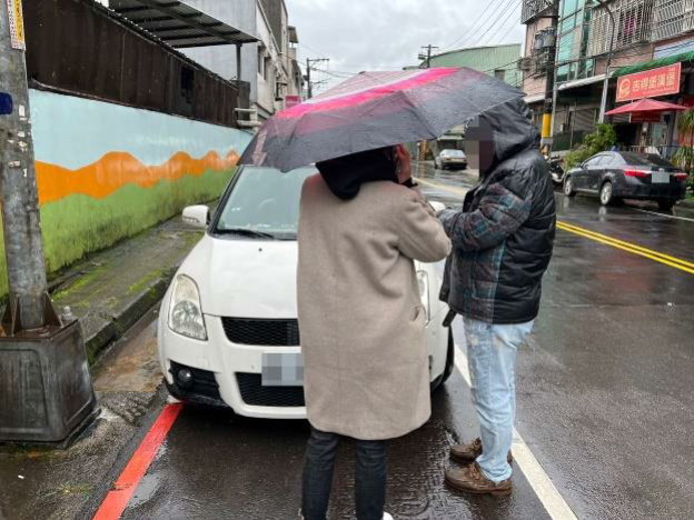 書記官在寒風中苦等 1小時，待義務人出示手機中友人傳來之匯款單，才停止查封。