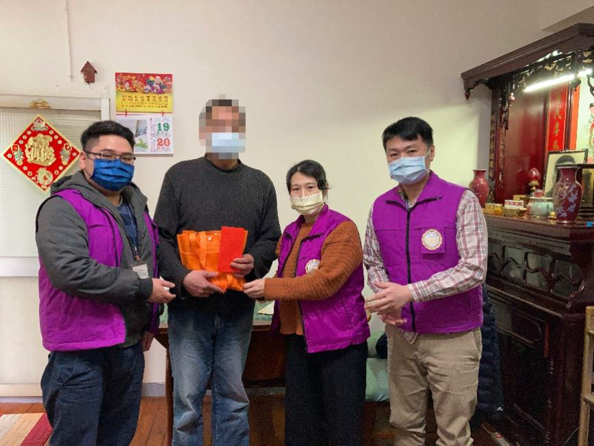 行政執行官率愛心社執行秘書及書記官，至義務人家中愛心關懷，勸誡勿再酒後駕車，並致贈防疫口罩及愛心社提供之 2,000元慰問金。