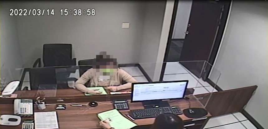 馮姓婦人(面對鏡頭)在新北分署詢問室辦理分期繳納，向書記官陳述其家庭及經濟狀況。
