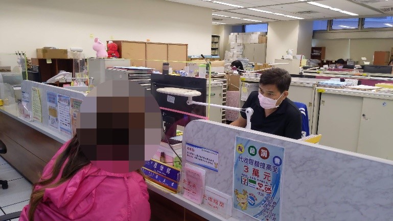 義務人之胞姐(左)至新北分署向書記官(右)
表示要幫義務人繳清酒駕罰鍰。