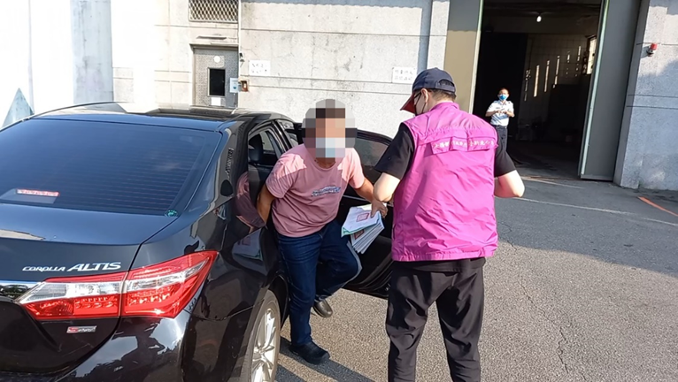 張男(左者)經法院裁定管收後，
由新北分署執行同仁戒護解送至管收所。