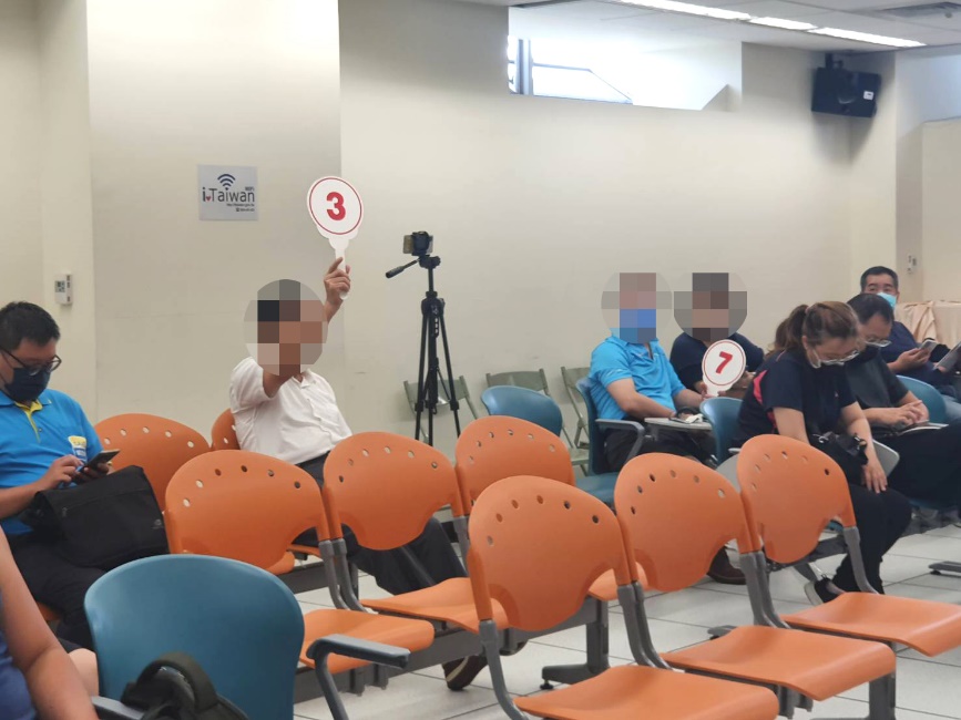 新北分署8月「123聯合拍賣會」
「特斯拉」吸引多組人馬前來參加拍賣。
