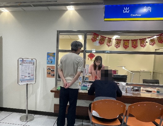 林男之大女婿(坐者)至新北分署出納室
以刷信用卡繳清剩餘酒駕罰鍰12萬元。