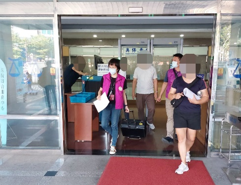 該公司負責人(中間)在臺灣新北地方法院
裁准管收後步出法院大門。