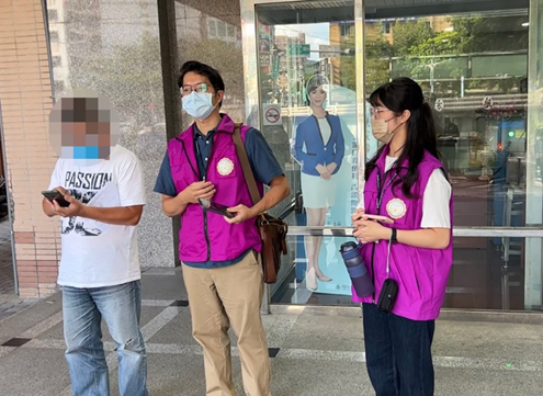 新北地方法院裁准管收後，執行人員
準備將周男(左)解送至管收所。