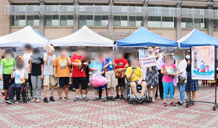 屏東執行分署8月2日舉行愛心義賣，楊分署長代表捐贈愛心物資予身障朋友